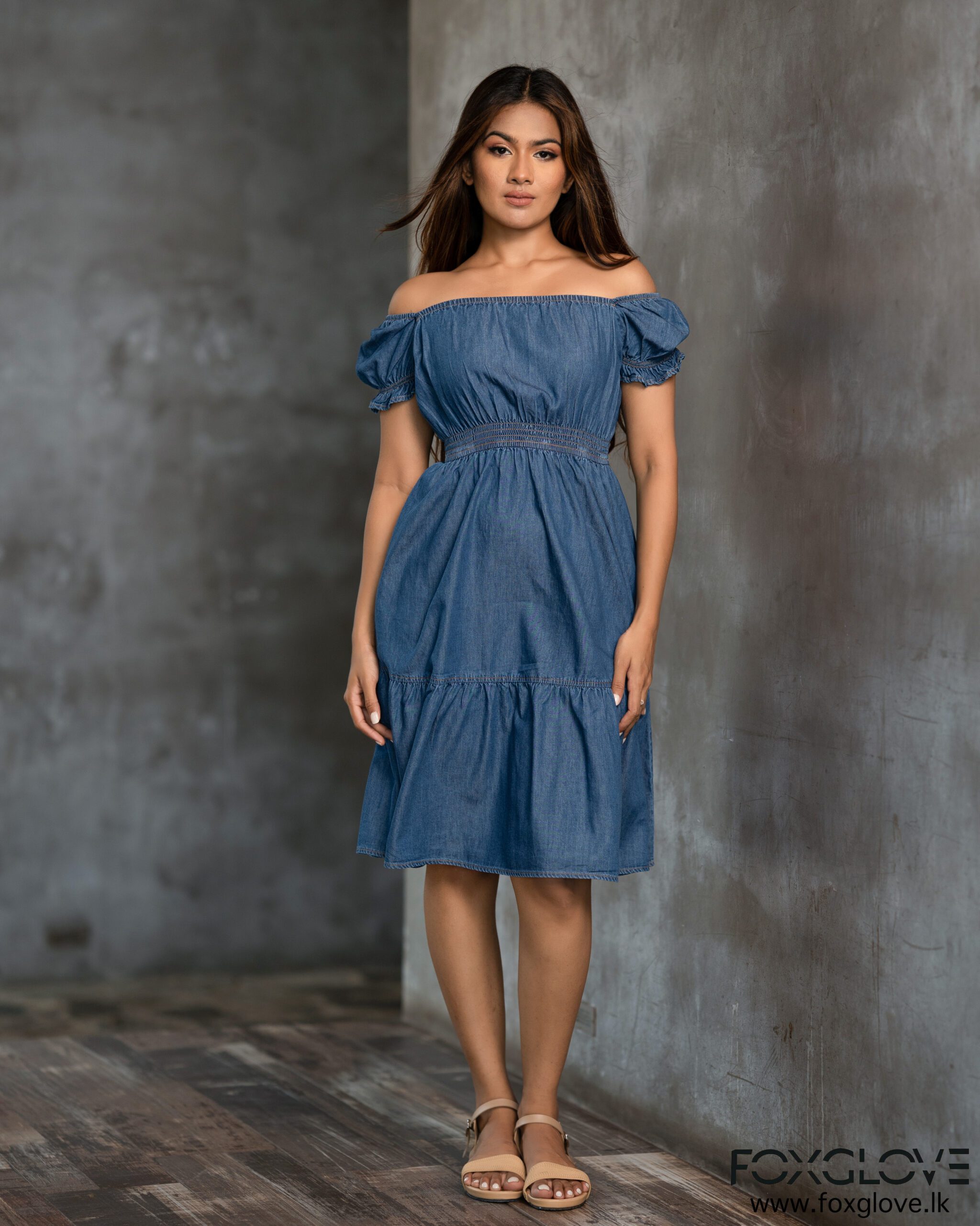 HYBRID SHOULDER SMOCKED WAIST CHAMBRAY DRESS - Image 2