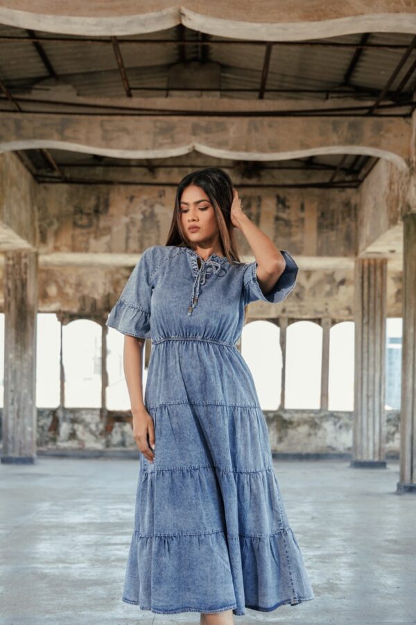 NECK DETAILS TIERED CHAMBRAY DRESS